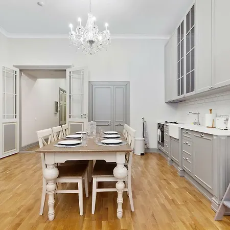 Exclusive Charm Of The Old Appartement